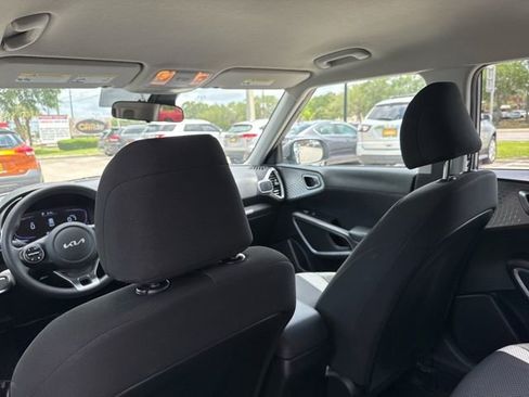 Used 2025 Kia Soul LX w/ LX Technology Package FWD image 19