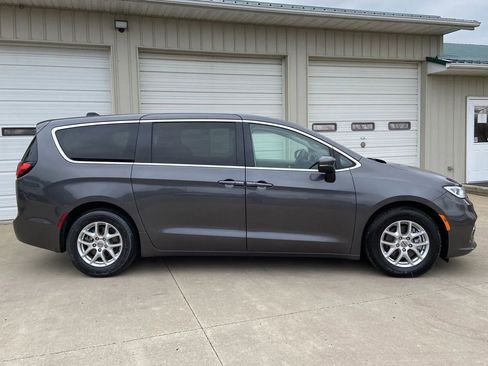 Used 2023 Chrysler Pacifica Touring-L FWD image 7