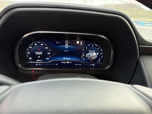 Used 2022 Chevrolet Suburban LT w/ Luxury Package image 18