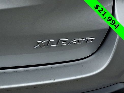 Used 2017 Toyota Highlander XLE image 32