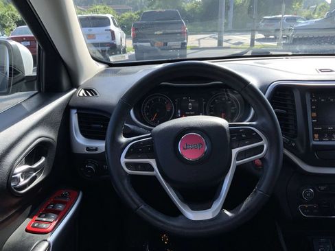 Used 2018 Jeep Cherokee Latitude Plus FWD image 11