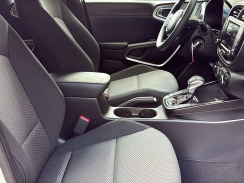 Used 2025 Kia Soul LX FWD image 10