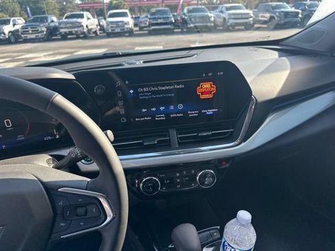 Used 2026 Chevrolet Trax LT w/ LT Convenience Package FWD image 12