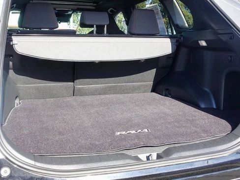 Used 2022 Toyota RAV4 SE image 28