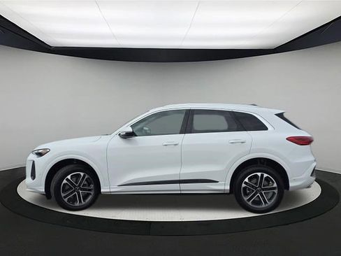 Certified 2025 Audi Q5 Premium w/ Convenience Package image 4