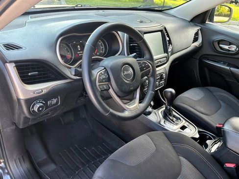 Used 2015 Jeep Cherokee Latitude w/ Cold Weather Group AWD/4WD image 16
