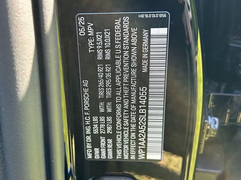 Certified 2025 Porsche Macan AWD/4WD image 32