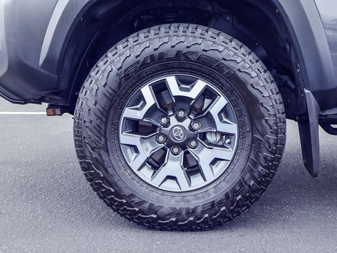 Used 2017 Toyota Tacoma TRD Off-Road w/ Premium & Technology Package AWD/4WD image 17