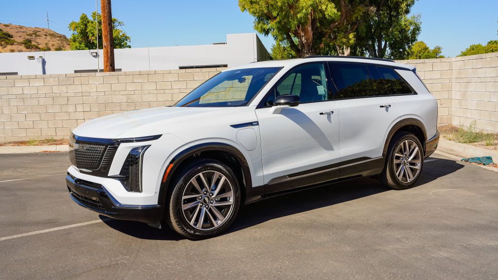 Used 2027 Cadillac Vistiq Sport w/ LPO, Floor Liner Package AWD/4WD image 3