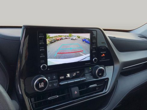 Used 2021 Toyota Highlander L FWD image 26