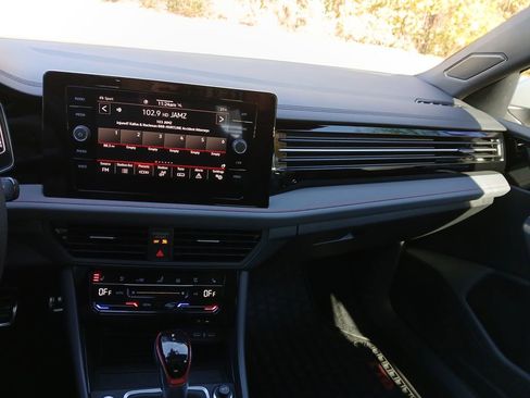 Used 2025 Volkswagen Jetta GLI Autobahn image 31