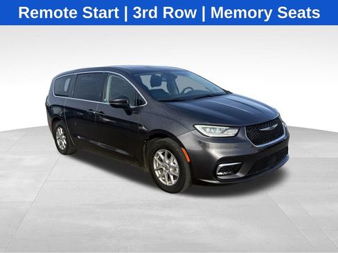 Used 2023 Chrysler Pacifica Touring-L image 1