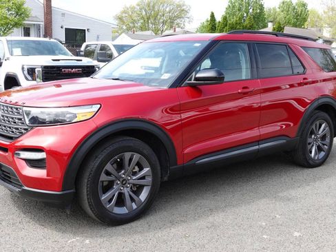 Used 2022 Ford Explorer XLT w/ Equipment Group 202A image 1