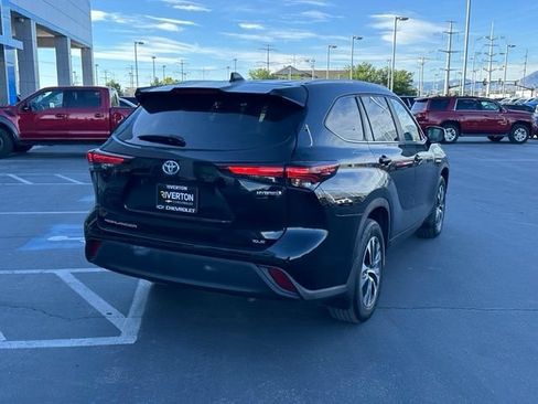 Used 2024 Toyota Highlander XLE AWD/4WD image 6