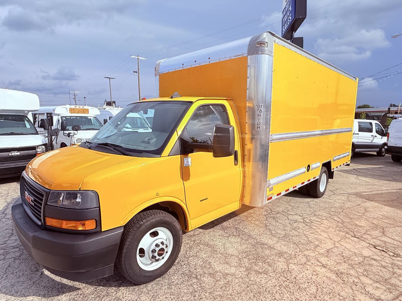 Used 2021 GMC Savana 3500 Extended w/ Power Convenience Package RWD image 4