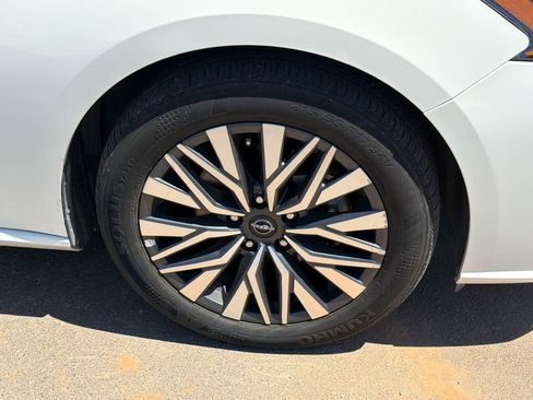 Used 2025 Nissan Altima 2.5 SV FWD image 12