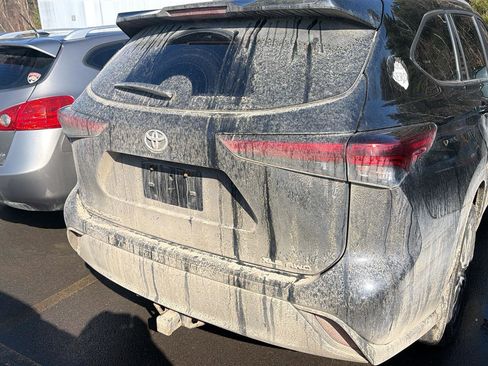 Used 2023 Toyota Highlander XLE image 7