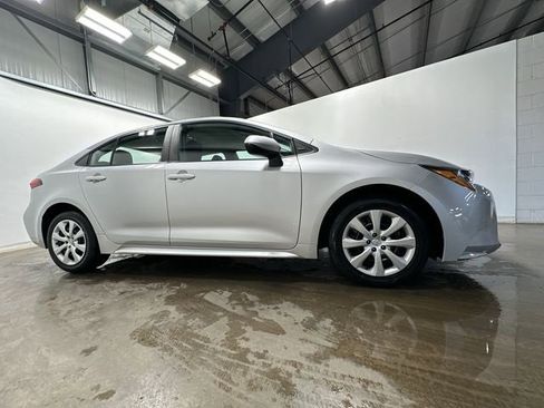 Used 2022 Toyota Corolla LE image 3