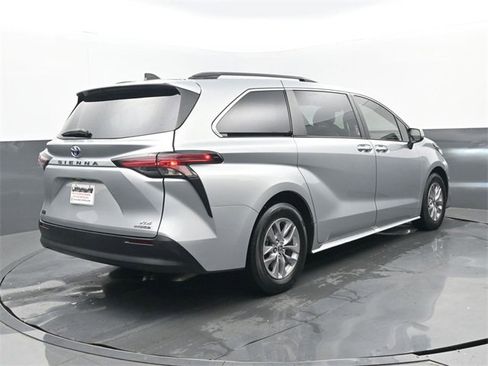 Used 2022 Toyota Sienna XLE image 24
