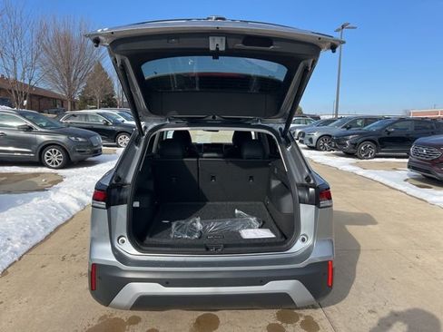 Used 2025 Volkswagen Tiguan SE image 9