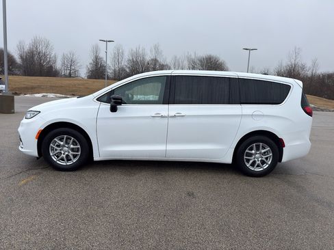 New 2026 Chrysler Pacifica Select FWD image 6