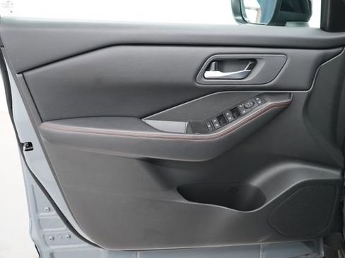 Used 2025 Nissan Rogue SV AWD/4WD image 9