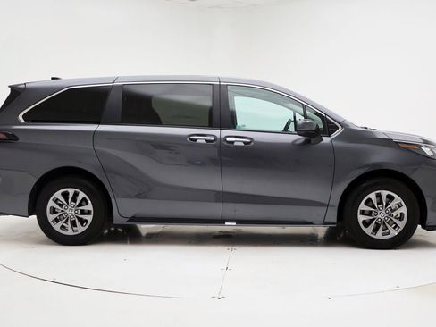 Used 2025 Toyota Sienna XLE FWD image 3