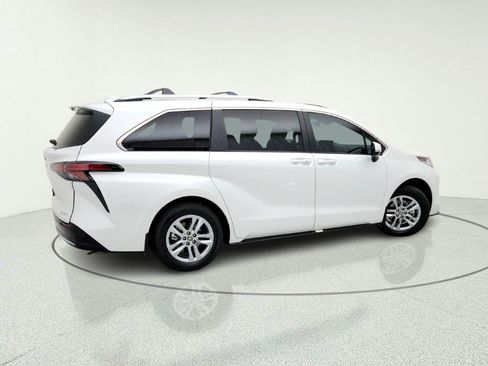 Used 2025 Toyota Sienna Limited FWD image 8