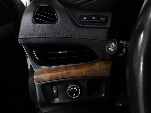 Used 2015 Cadillac Escalade Luxury image 39