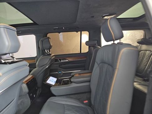 Used 2022 Jeep Grand Wagoneer Series III image 19