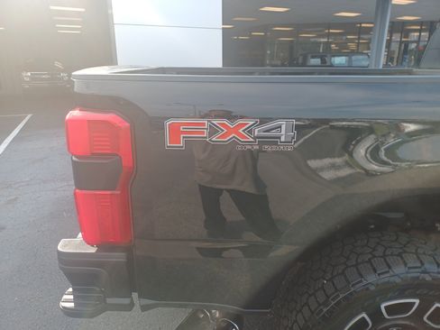 Used 2024 Ford F250 Platinum image 11