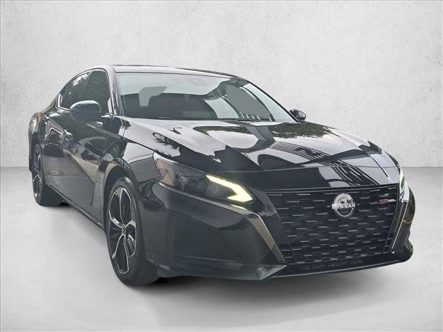 Used 2023 Nissan Altima 2.5 SR w/ SR Premium Package FWD image 3