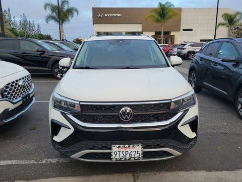 Used 2022 Volkswagen Taos SE w/ Panoramic Sunroof Package FWD image 2