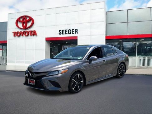 Used 2020 Toyota Camry XSE FWD image 9