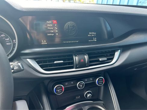 Used 2018 Alfa Romeo Stelvio AWD image 17