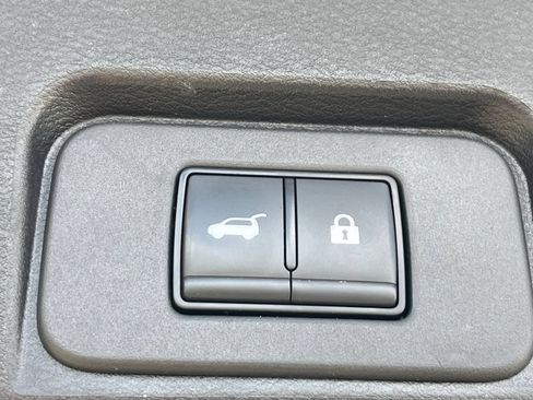 Used 2025 Nissan Rogue SV FWD image 23