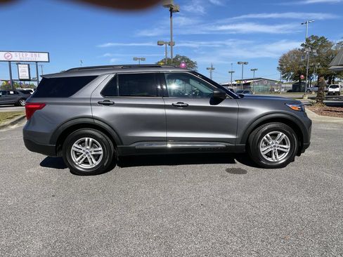 Used 2024 Ford Explorer XLT RWD image 5