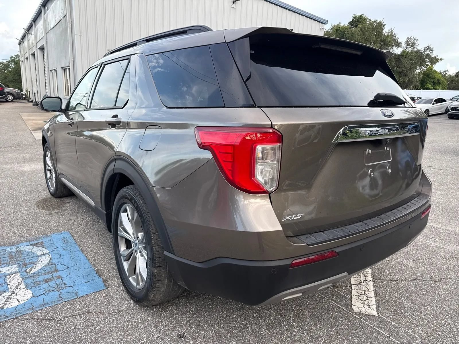 Used 2021 Ford Explorer XLT w/ Equipment Group 202A RWD image 11