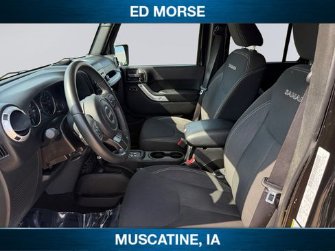 Used 2016 Jeep Wrangler Unlimited Sahara w/ Connectivity Group AWD/4WD image 9