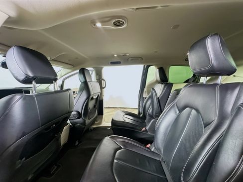 Used 2022 Chrysler Pacifica Touring-L FWD image 13