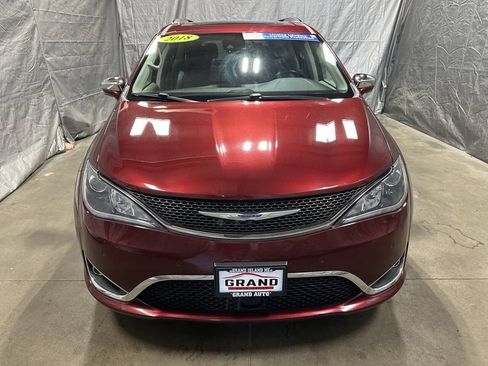 Used 2018 Chrysler Pacifica Limited w/ Tire & Wheel Group FWD image 2