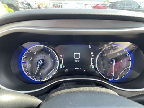 Used 2023 Chrysler Pacifica Touring-L FWD image 11