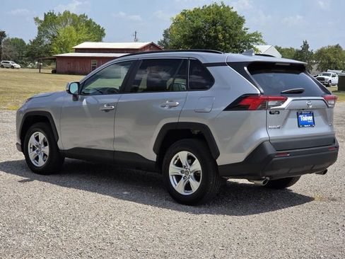 Used 2021 Toyota RAV4 XLE w/ Convenience Package FWD image 5