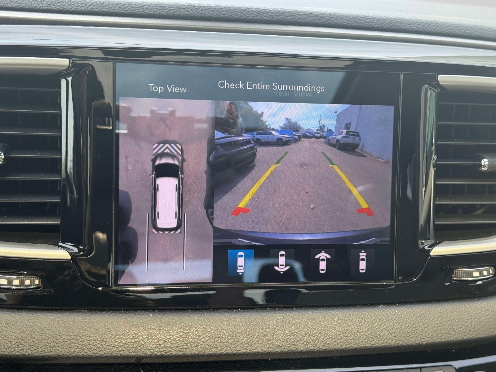 Used 2020 Chrysler Pacifica Touring-L w/ Advanced Safetytec Group FWD image 27