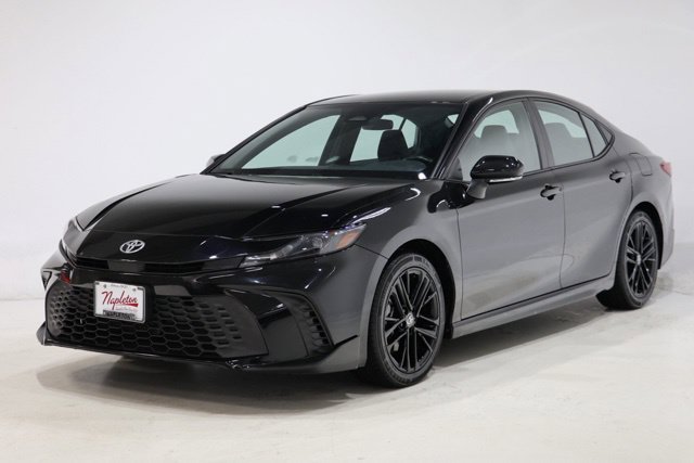 Used 2025 Toyota Camry SE FWD image 3