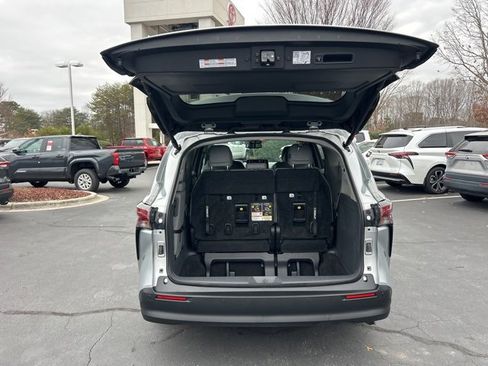 Used 2024 Toyota Sienna XLE image 7