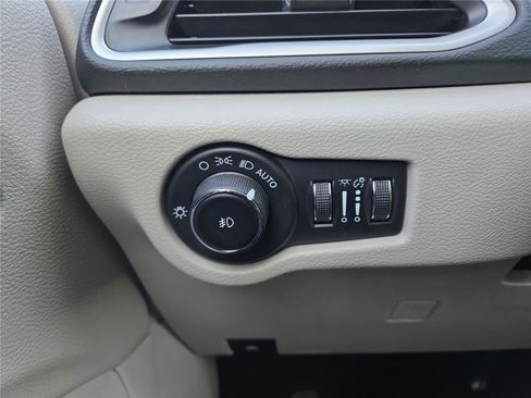 Used 2023 Chrysler Pacifica Touring-L FWD image 14