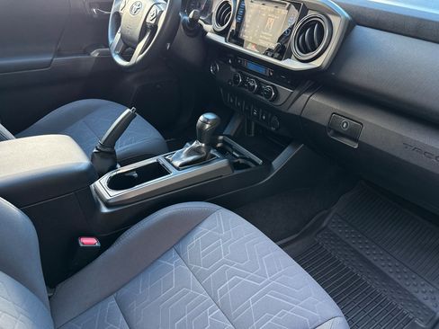 Used 2017 Toyota Tacoma TRD Off-Road RWD image 12
