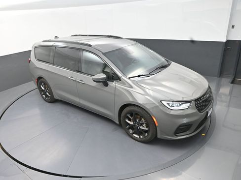 Used 2023 Chrysler Pacifica Touring-L w/ S Appearance Package FWD image 14