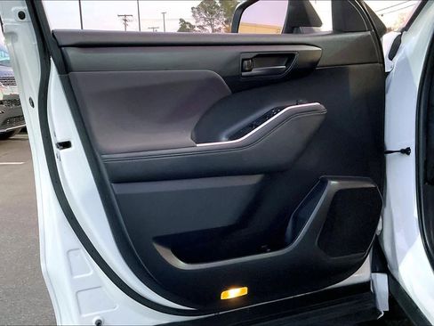 Used 2021 Toyota Highlander L image 25